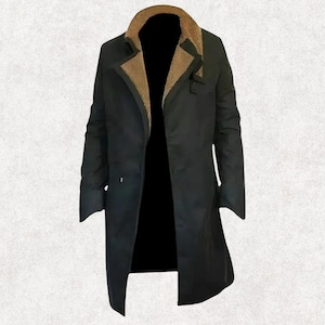 Puede incluir: Un abrigo largo negro con cuello de piel sintética marrón. El abrigo está abierto, revelando un interior negro. El abrigo tiene mangas largas y un diseño clásico, adecuado para ropa de abrigo.