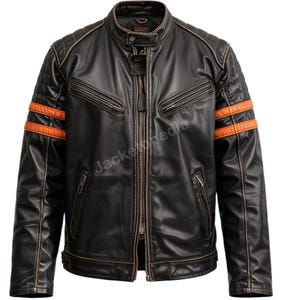 Könnte beinhalten: Schwarze Lederjacke mit orangefarbenen Streifen auf den Ärmeln. Die Jacke hat einen Stehkragen, mehrere Reißverschlusstaschen und ein Used-Finish. Klassischer Motorradstil.