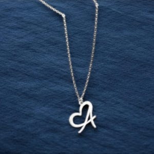 Colar personalizado com letras A-Z – Pingente de coração de aço inoxidável, gargantilha com nome personalizado, presente para mulheres e homens