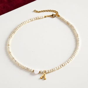 Collar con inicial de concha y corazón: gargantilla de acero inoxidable con colgante de letra y cuentas para mujer, un regalo moderno.