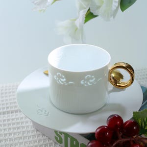 Ręcznie robiony zestaw kubków porcelanowych Linglong: wzór chmur, złoty uchwyt