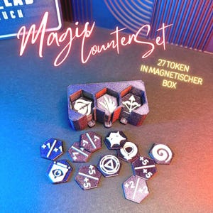 Könnte beinhalten: Ein Magic Counter Set mit 27 Token in einer magnetischen Box. Das Set enthält ein dunkelviolettes Tablett mit drei Fächern, die jeweils ein anderes Token-Design enthalten. Zusätzliche sechseckige Token mit weißen Symbolen und Zahlen sind verstreut.