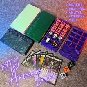 Könnte beinhalten: Eine Auswahl an Spielzubehör, darunter Würfelboxen in Grün, Blau und Lila sowie Würfel. Das Bild zeigt auch ein Kartenspiel und Würfel mit verschiedenen Symbolen. Der Text auf dem Bild lautet "MTG Arcane Cache".