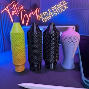 Op de afbeelding: Vier tattoo-greephandvatten voor Apple Pencil. De grepen zijn in geel, zwart en een verloop van roze naar wit. De grepen hebben een ruitpatroon. De tekst in de afbeelding luidt "Tattoo Grip" en "Apple Pencil Griffstuck".