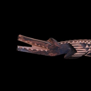 Coccodrillo in legno intagliato a mano – Decorazione tribale africana vintage
