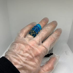 Anillo de armadura de Vivienne Westwood, joyería de moda para mujer: anillo llamativo en bronce, azul y rosa, talla ajustable de 17 a 18 mm.