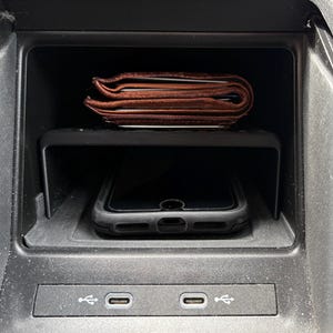 Schowek w VW ID.4, ID.5, ukryty w szczelinie ładowarki mobilnej