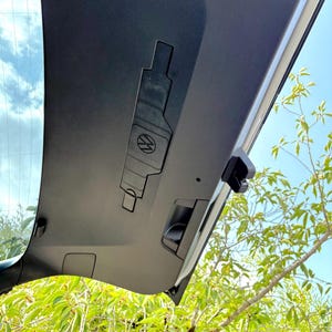 Pokrywa schowka na trójkąt ratunkowy VW ID.4 / ID.5 z ukrytym schowkiem – organizer do bagażnika drukowany w 3D