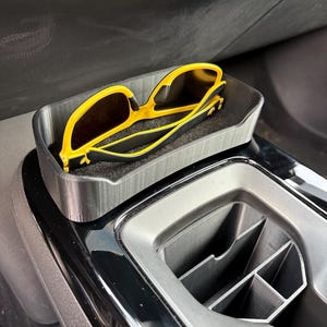 Uchwyt na okulary przeciwsłoneczne VW ID.4/ID.5: Pudełko do przechowywania 3D wyłożone filcem, nie wymaga narzędzi