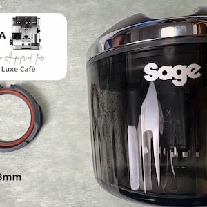 Könnte beinhalten: Eine schwarze Sage-Kaffeemaschine mit silbernem Rand und einem transparenten, geriffelten Körper. Links befindet sich ein schwarzer und roter 53-mm-Ring. Das Bild enthält den Text "NINJA Designed by Aupaprint for Ninja Luxe Café."