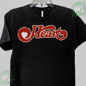 Camiseta Heart Band | Camiseta vintage rock anos 70, 80, 90 | Produtos retrô para shows | Camiseta unissex Classic Tour Music | Presente retrô rock para fãs