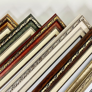 Może przedstawiać: Kolekcja dekoracyjnych ramek do zdjęć w różnych kolorach, w tym złotym, czerwonym, zielonym i brązowym. Każda ramka ma szczegółowy, ozdobny wzór ze złotymi akcentami i kremową wewnętrzną obwódką. Ramki są ustawione pod kątem, prezentując swoje różne style.