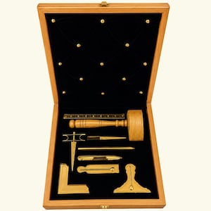Freimaurer-Werkzeugset – Messing, in Silber/Gold-Optik, in Originalgröße – Etui aus Kiefernholz mit schwarzem Samt-Innenfutter