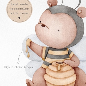 K&ouml;nnte beinhalten: Aquarellillustration eines niedlichen Bienencharakters, der einen Honigtopf h&auml;lt. Die Biene tr&auml;gt ein gestreiftes Hemd und hat einen grauen und braunen Kopf. Das Bild enth&auml;lt den Text "Hand made watercolor with love" und "High resolution images".