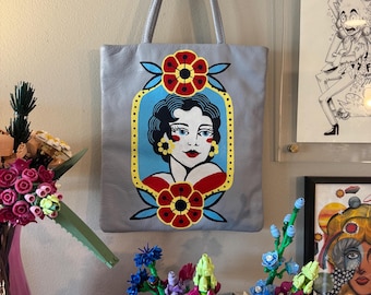 Borsa vintage riciclata e dipinta a mano / Opera d'arte in stile tatuaggio tradizionale americano