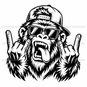 Puede incluir: Una ilustración gráfica en blanco y negro de un gorila con gorra de béisbol y gafas de sol. El gorila tiene la boca abierta con la lengua fuera y hace un gesto de rock and roll con ambas manos, mostrando los dedos extendidos hacia arriba.