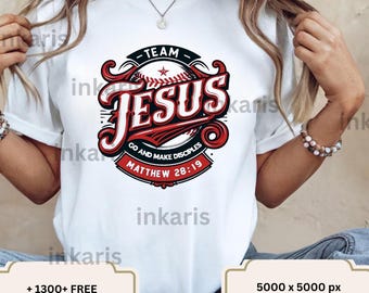 Può includere: Maglietta bianca con un design grafico rosso, bianco e nero di una palla da baseball con le parole "Team Jesus" e "Go and make disciples Matthew 28:19".