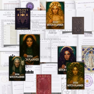 Puede incluir: Una colección de Agendas de Bruja 2026 y diarios con varias portadas que presentan mujeres místicas. La imagen también incluye un libro titulado "Hekate's Gate" y páginas con texto sobre signos del zodiaco e interpretación de sueños.