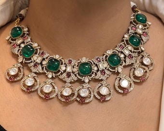Collana con orecchini e smeraldo verde menta con finitura oro fino e moissanite grezza Polki Kundan/gioielli da sposa Sabyasachi