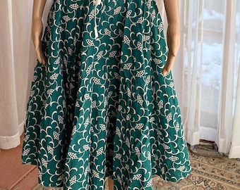 Falda circular vintage de los años 50, color verde bosque, de algodón, con ojales blancos bordados, talla pequeña.
