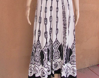 VTG 70's - Circle skirt, linen, white with black designs, sequins, Mexican folklore, small waist.