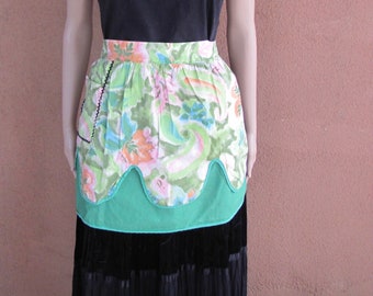 Vintage 1950&#39;s - Adorable little half apron - Reversible green and pink -