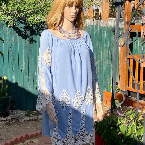 Tunique/robe fluide bleu bébé romantique avec dentelle blanche, col rond, manches mi-longues. Taille LG.