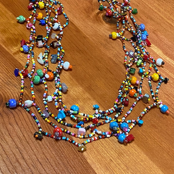BOHO /Hippie génial multi brins couleurs arc-en-ciel collier plastron de perles mélangées.