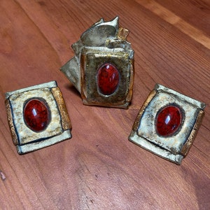 Conjunto vintage de los años 80: broche dorado y rojo de papel maché duro y pendientes con pasador a juego