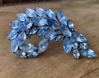 Vintage 60's - GORGEOUS sky blue topaz brooch. bevelled, faceted ovals, individually crimped.