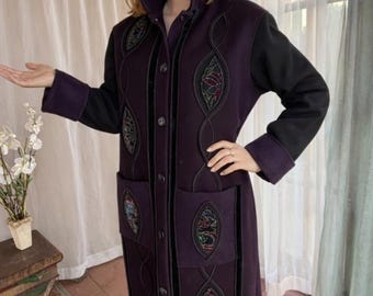 COLORATURA - Vintage 80er Jahre Lila Maxi Wollmantel mit Glasmalerei-Design-Einsätzen.