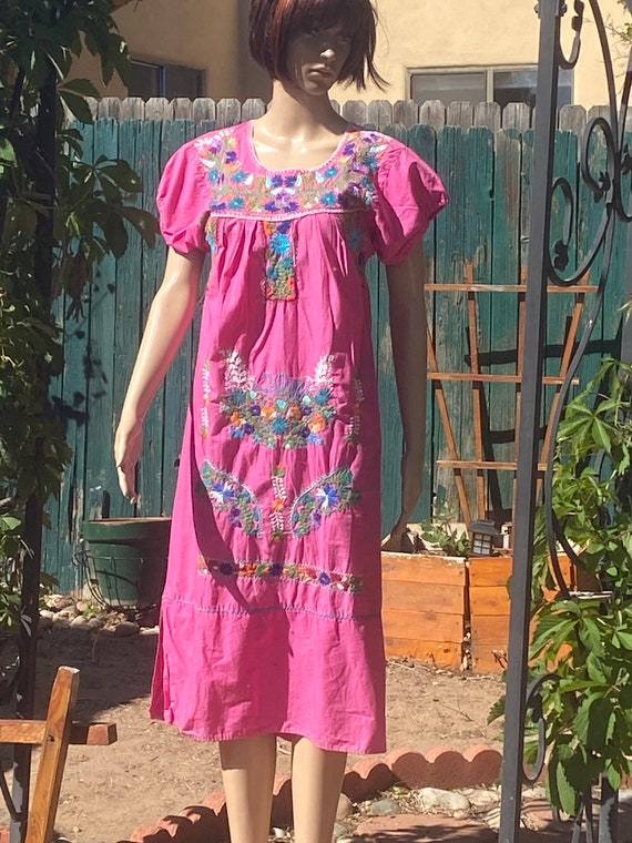 Vintage Mexican dress - Hand embroidered - Hot pin
