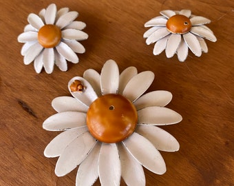 Vintage 60's-70's - Enamel  DAISIES brooch / pin set with clip ons earrings