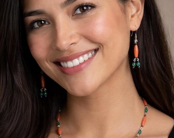 Kettingset met koraal en groene glaskralen, halve choker, hangende steekoorbellen.