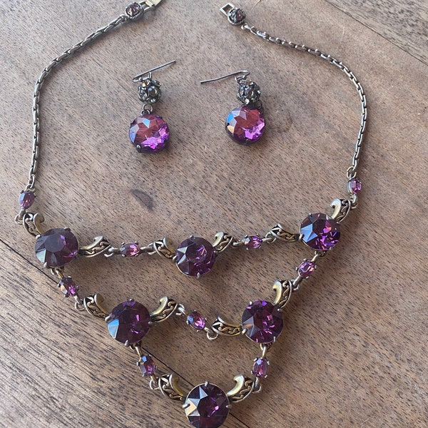 Vintage 50's HOLLYCRAFT 1952 - Purple faceted  rhinestones and old gold tone jewelry set. Choker & assorted earrings.