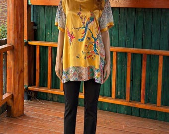 JOHNNY WAS - Hand embroidered yellow silk blouse, short sleeves, Asian style embroidery of birds.