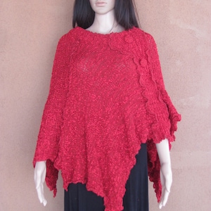 Blood red, laine blouclée light poncho with large side buttons, linen, acrylic and wool blend.