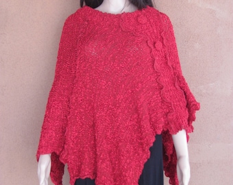 Blood red, laine blouclée light poncho with large side buttons, linen, acrylic and wool blend.