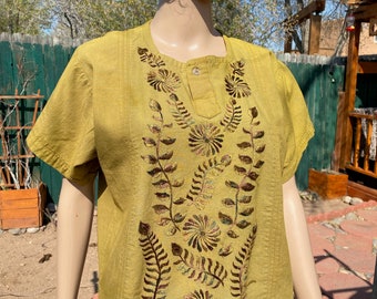 Olive green cotton blouse, short sleeves, with front bronze embroidery. M/LG