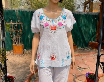 Vintage 60’s - White cotton blouse with floral embroidery. Very light. LG