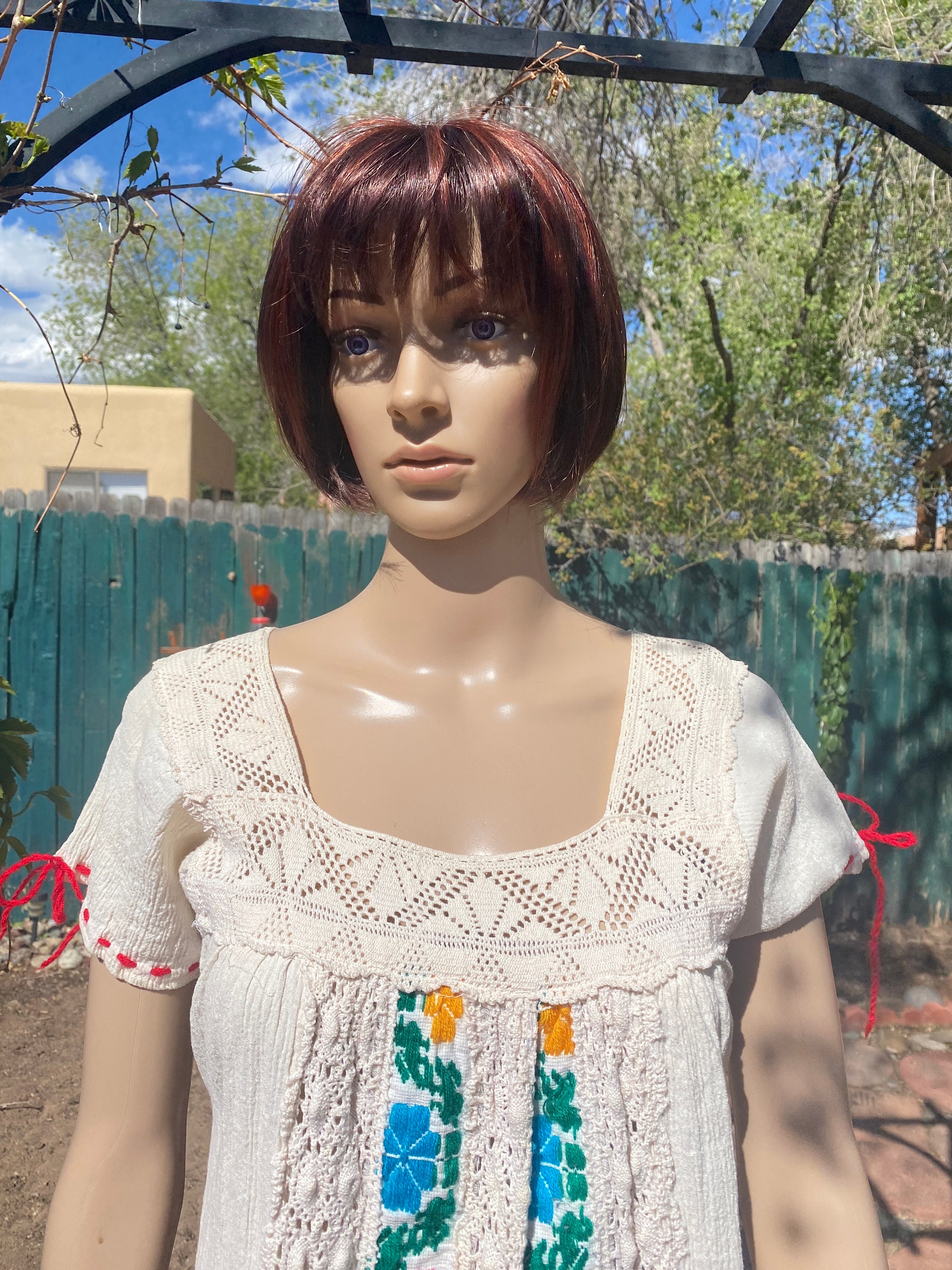 70 年代のヴィンテージ メキシカン ドレス。フロントに刺繍とレースが 