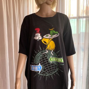 VINTAGE Dr SEUSS T-shirt. Zwarte achtergrond, "Kat in de hoed" rondom het werk. XXL
