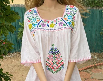 Blusa vintage de los años 70 - BOHO HIPPIE de algodón bordada a mano. Diseño floral, talla L.