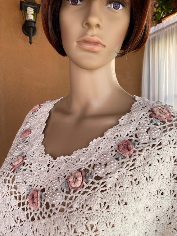 Roses hand knitted top, off white with 3D floral … - image 9