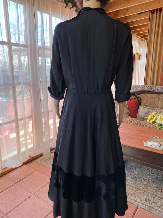 Vintage 1940s - Black cloth full dress with black… - image 4