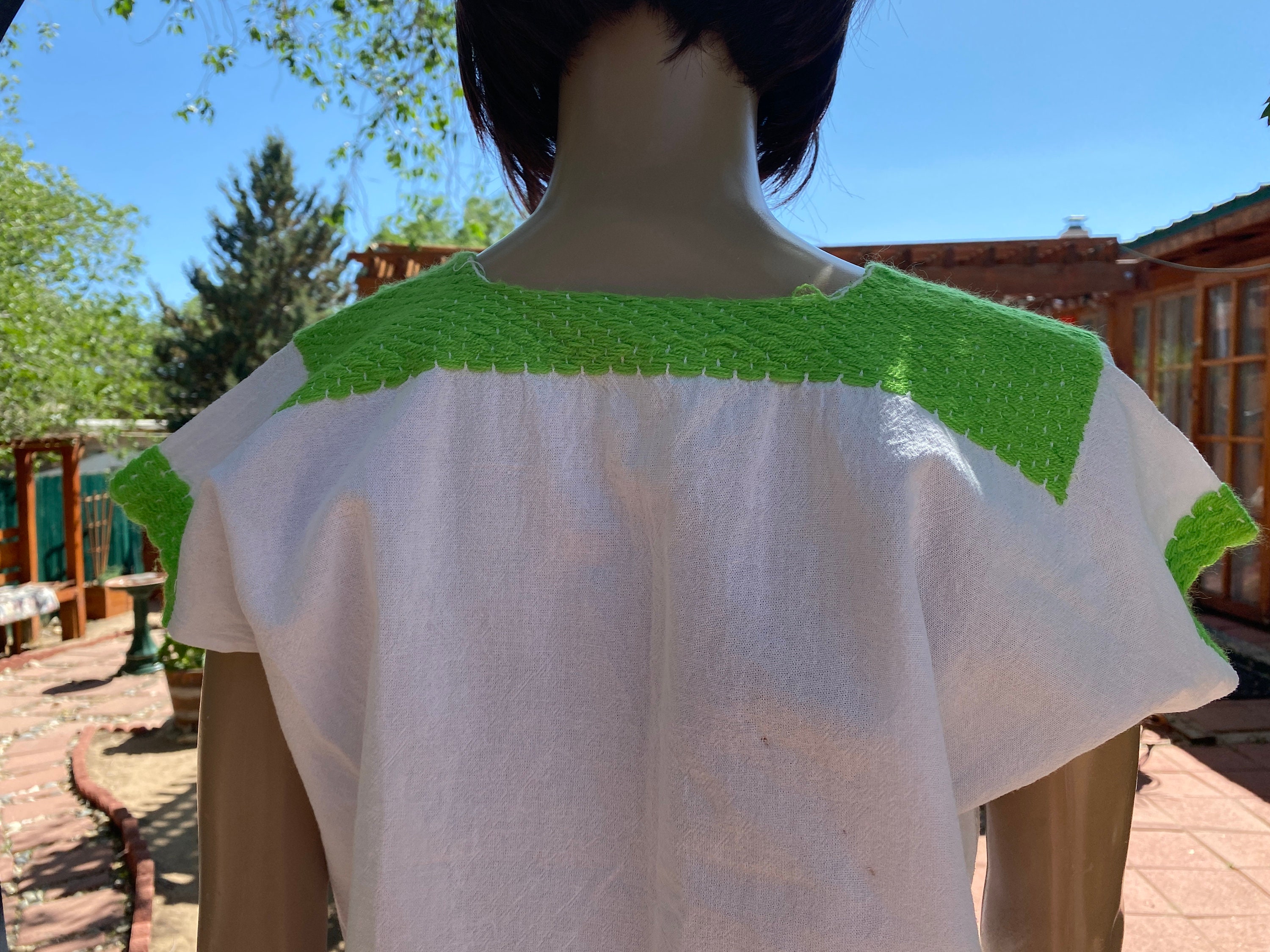 ライムグリーンの刺繍糸と襟の周りにタッセルが付いたヴィンテージの 