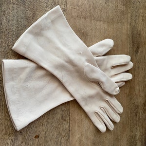 Vintage 60's - Beige soft faux suede women's gloves. Approximate size Med.