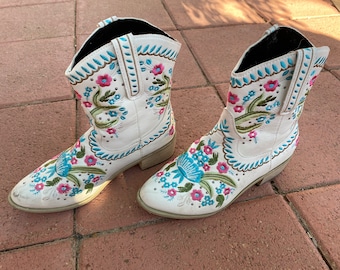 Flower Embroidered leather booties size 8 - Turquoise, pink & green embroidery all over. Gyouanime