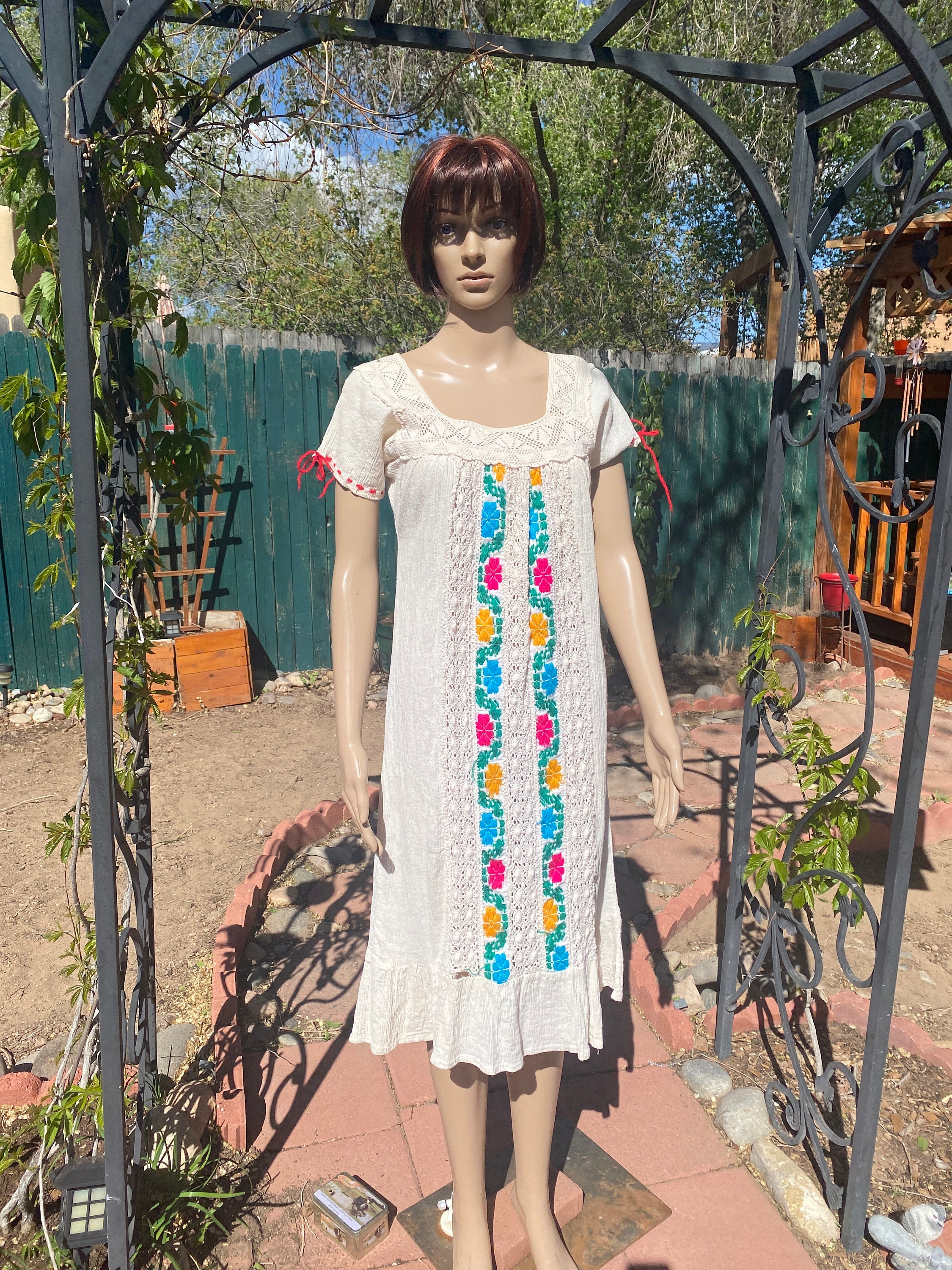 70 年代のヴィンテージ メキシカン ドレス。フロントに刺繍と 70 年代のヴィンテージ メキシカン ドレス。フロントに刺繍と