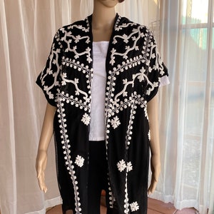 Embroidered black gauze vest with a light cotton lining. Slits on the sides. Elegant and feminine.
